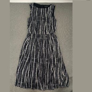 Banana Republic Black White Dress Striped Pleated Sz 8 Round Neck Lined Belt Str